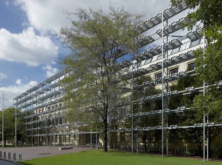 Das Bildungszentrum der AK Wien mit der Installation „Régalité“ von Hans Schabus: Vor der gesamten Fassade ist ein Gerüst aus Paletten aufgebaut. 